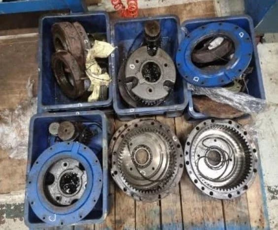 Dependable: Luffing jib cylinder servicing